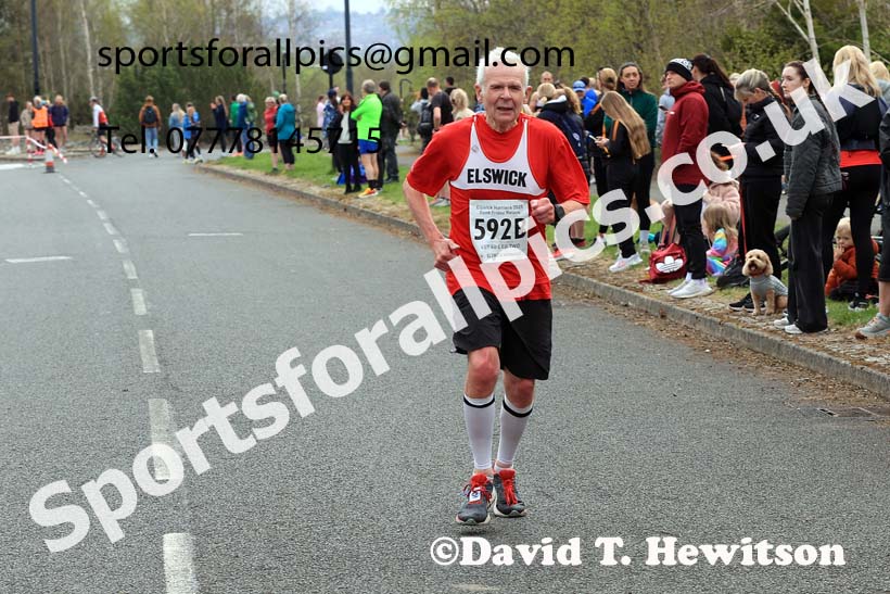 Senior mens relay, 2025 Elswick Harriers Good Friday Road Relays, Newburn, Newcastle upon Tyne. Photo: David T. Hewitson/Sports for All Pics
